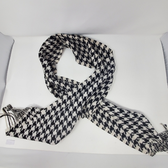 HOUNDSTOOTH Winter Scarf- Women - Picture 3 of 8